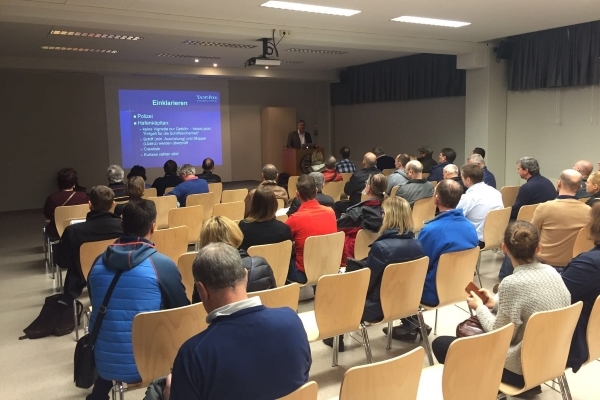 Đek Šurija and packed hall at Boot Tulln 2016.