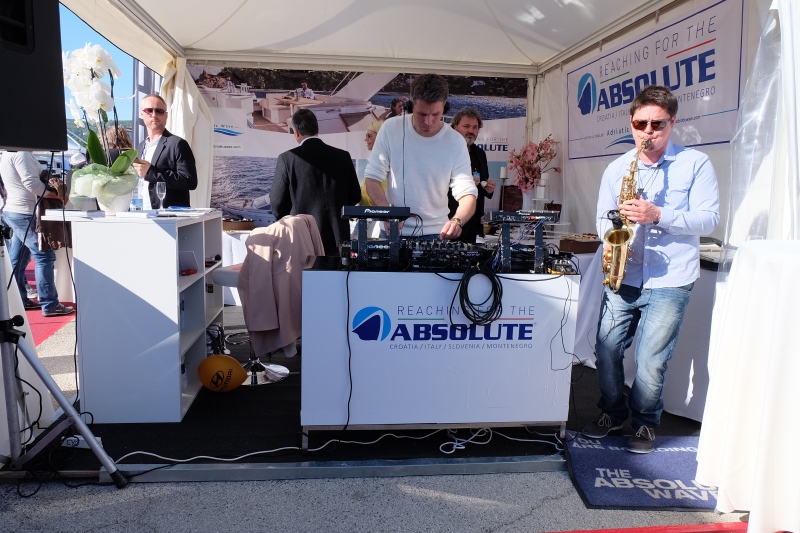 DJ i saksofon na partyu Internautica 2017.